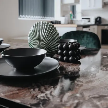 Sophisticated & Stylish Flat Near Airport - Sleeps 9 Apartman *