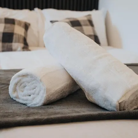 Apartment Sophisticated & Stylish Flat Near Airport - Sleeps 9