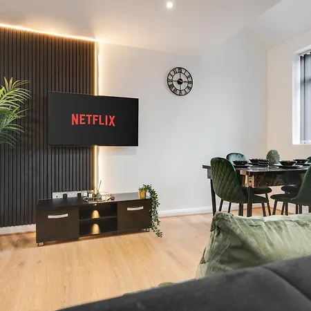 Apartment Sophisticated & Stylish Flat Near Airport - Sleeps 9 Manchester
