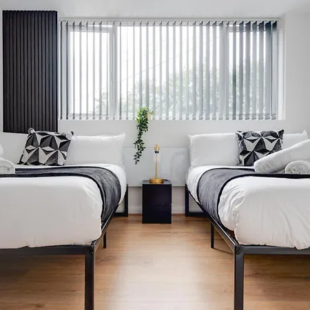 Sophisticated & Stylish Flat Near Airport - Sleeps 9 Apartment