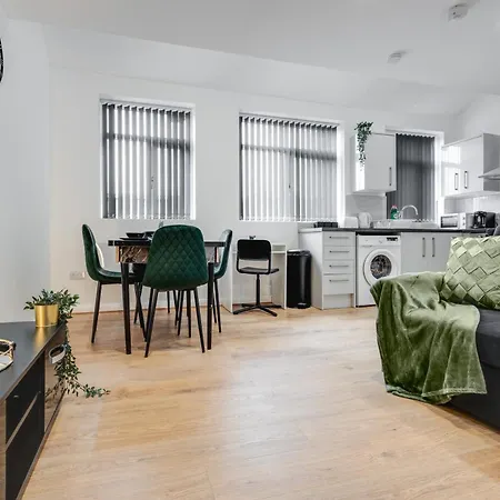 Apartment Sophisticated & Stylish Flat Near Airport - Sleeps 9