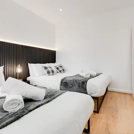 Apartment Sophisticated & Stylish Flat Near Airport - Sleeps 9 Manchester