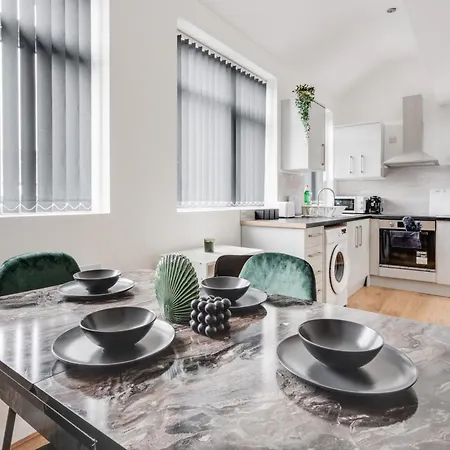 Sophisticated & Stylish Flat Near Airport - Sleeps 9 Apartment *