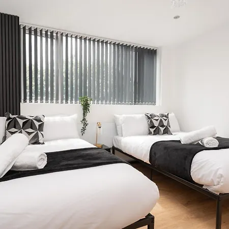 Apartment Sophisticated & Stylish Flat Near Airport - Sleeps 9 *