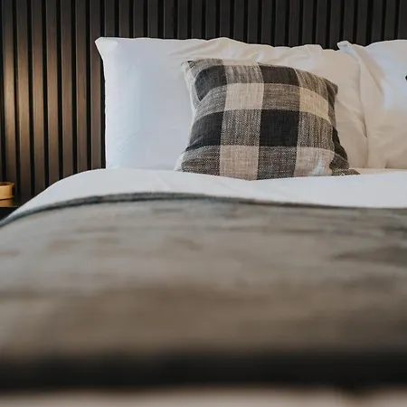 Sophisticated & Stylish Flat Near Airport - Sleeps 9 Manchester