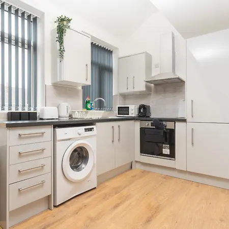 Sophisticated & Stylish Flat Near Airport - Sleeps 9 Apartment