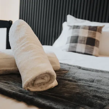 Apartment Sophisticated & Stylish Flat Near Airport - Sleeps 9 *