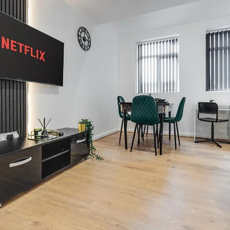 Sophisticated & Stylish Flat Near Airport - Sleeps 9 Apartment *