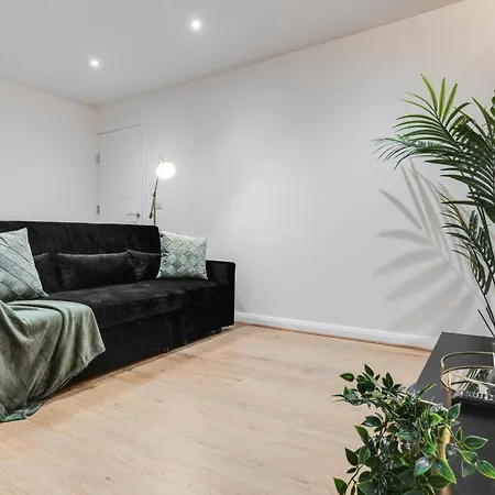 شقة Sophisticated & Stylish Flat Near Airport - Sleeps 9 مانشستر