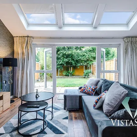 Modern 3 Bed W Pool Table & Free Parking By Vista Short Lets *