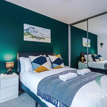 Modern 3 Bed W Pool Table & Free Parking By Vista Short Lets مانشستر