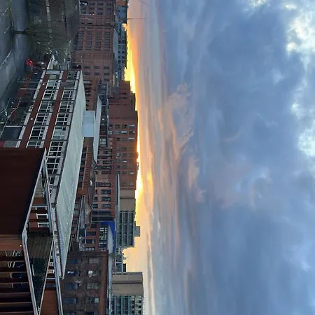 Modern Two Bedroom With Balcony In Manchester