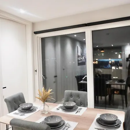 Modern Two Bedroom With Balcony In Manchester