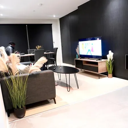 Modern Two Bedroom With Balcony In Appartement