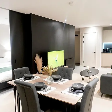 Modern Two Bedroom With Balcony In * Manchester