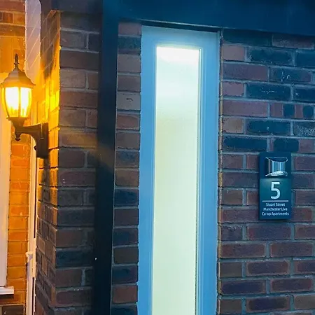 別荘 Live Coop Apartment-entire House With Free Parking And Garden- Etihad Stadium *