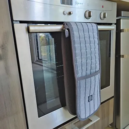 Free Private Parking - City Centre 2 Bedroom Ensuite Near Shopping & Financial Centre, Victoria Station & Ao Apartman *