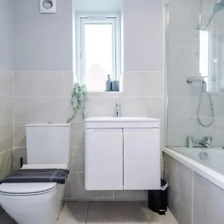 Lux 3 Bed 10 Mins From Centre - Parking & Netflix 別荘