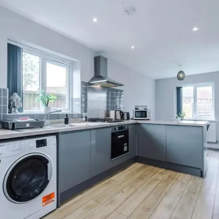Lux 3 Bed 10 Mins From Centre - Parking & Netflix 別荘