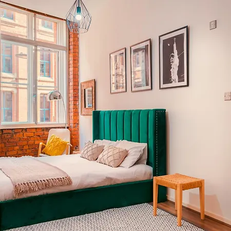 Chic Georgian Flat In مانشستر