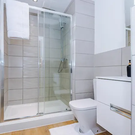 30 Percent Offer On Monthly Near Old Trafford Sleeps 5 Manchester