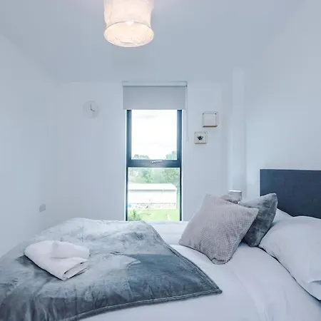 Sleeps 6, Stylish 2 Bedroom In Old Trafford, Balcony, Smart Tvs, Long Term Disc マンチェスター