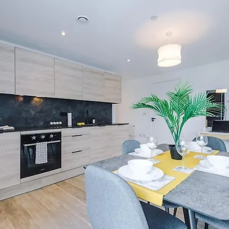 Sleeps 6, Stylish 2 Bedroom In Old Trafford, Balcony, Smart Tvs, Long Term Disc * マンチェスター