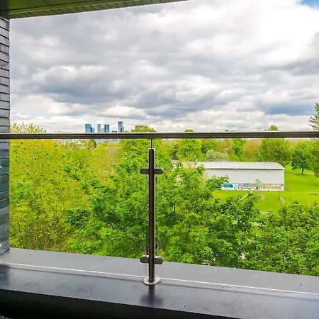 Sleeps 6, Stylish 2 Bedroom In Old Trafford, Balcony, Smart Tvs, Long Term Disc * マンチェスター