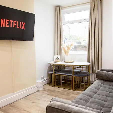 Entire Luxury In Old Trafford, Next To Mufc *