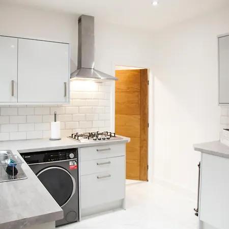 Entire Luxury In Old Trafford, Next To Mufc *