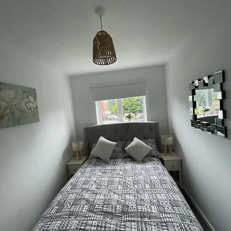 Apartment Entire Two Bed House With Gated Off Street Parking