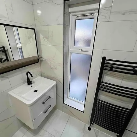 Modern 4 Bedroom House - 8 Beds - Contractors - Free Parking - Large Family Σπίτι διακοπών