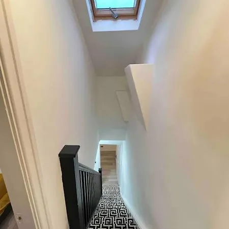 Modern 4 Bedroom House - 8 Beds - Contractors - Free Parking - Large Family Manchester