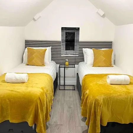 Modern 4 Bedroom House - 8 Beds - Contractors - Free Parking - Large Family Prázdninový dům