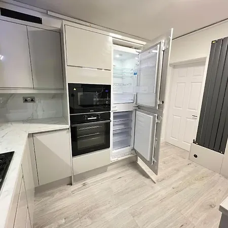 Prázdninový dům Modern 4 Bedroom House - 8 Beds - Contractors - Free Parking - Large Family *