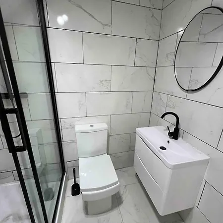 Modern 4 Bedroom House - 8 Beds - Contractors - Free Parking - Large Family Μάντσεστερ