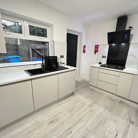 Prázdninový dům Modern 4 Bedroom House - 8 Beds - Contractors - Free Parking - Large Family