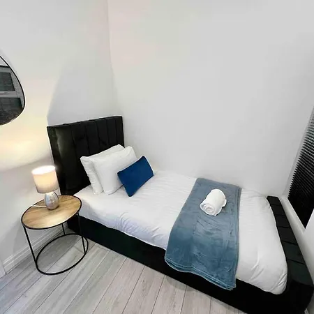 Modern 4 Bedroom House - 8 Beds - Contractors - Free Parking - Large Family Σπίτι διακοπών