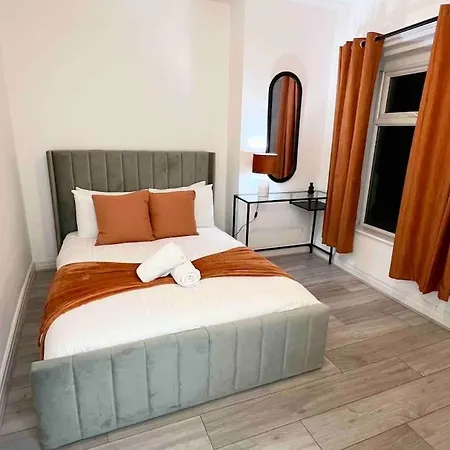 Σπίτι διακοπών Modern 4 Bedroom House - 8 Beds - Contractors - Free Parking - Large Family *