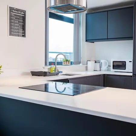 Old Trafford 3br Penthouse! Free Street Parking & Long Accepted! Apartment Manchester