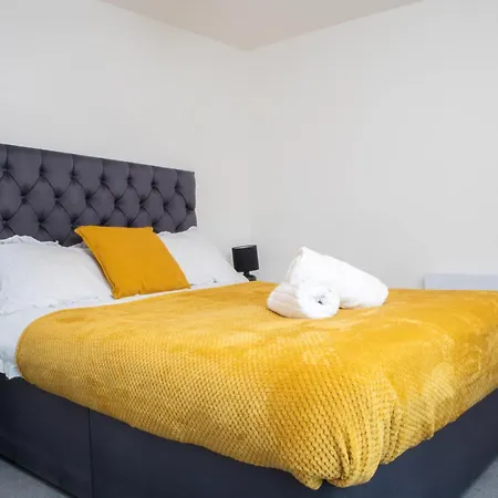 Old Trafford 3br Penthouse! Free Street Parking & Long Accepted! Apartment *
