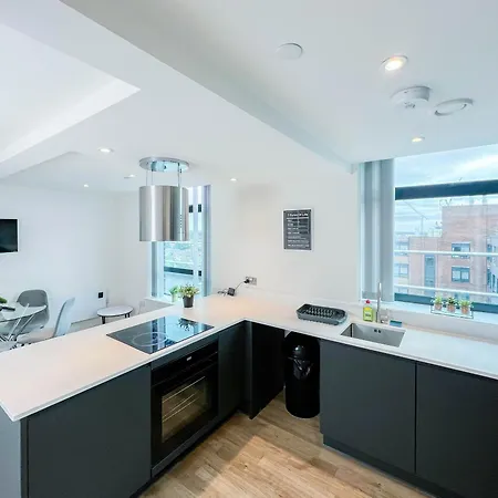 Old Trafford 3br Penthouse! Free Street Parking & Long Accepted!