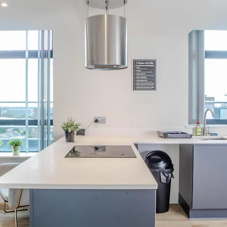 Apartment Old Trafford 3br Penthouse! Free Street Parking & Long Accepted! *