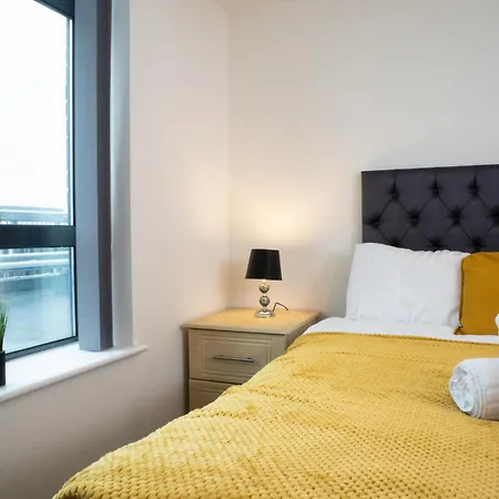 Old Trafford 3br Penthouse! Free Street Parking & Long Accepted! * Manchester