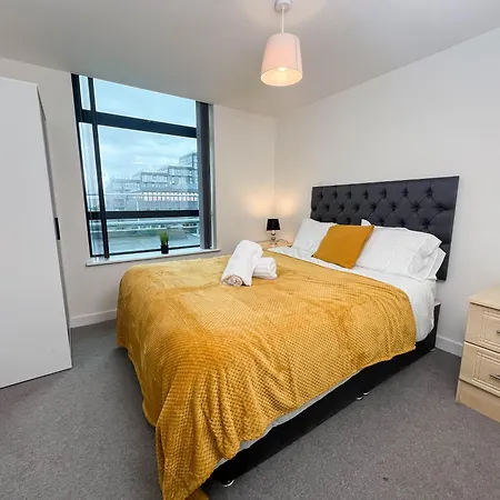 Old Trafford 3br Penthouse! Free Street Parking & Long Accepted! Apartment Manchester