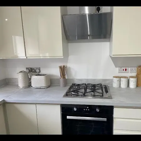 Entire Two Bed House With Gated Off Street Parking Apartment