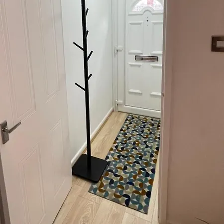 Entire Two Bed House With Gated Off Street Parking Apartment *