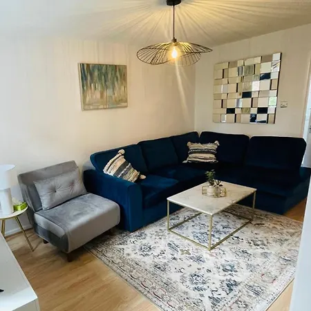 Apartment Entire Two Bed House With Gated Off Street Parking *