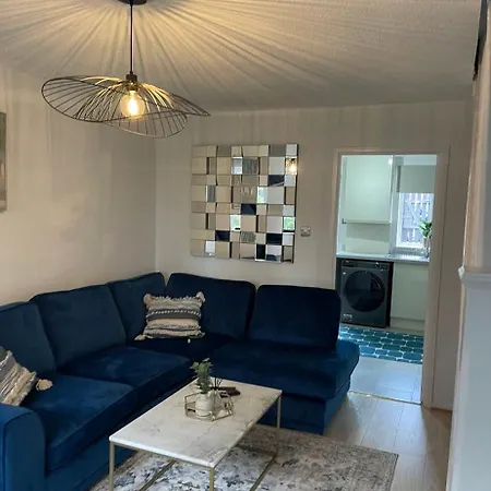 Entire Two Bed House With Gated Off Street Parking Apartment Manchester