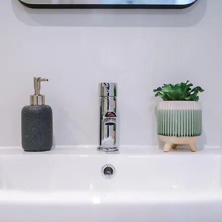Apartment New! Stylish 2-bed In By 53 Degrees Property, Great Location - Sleeps 6! Manchester